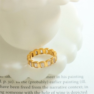 Anillo Redondo Chapado en Oro, Anillo de Acero Inoxidable con Circonita, Producto en Oferta - Product Image 4