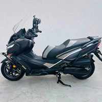 Scooter de tourisme d'occasion de 250 cm3 pour les longs trajets, avec écran LCD, poignées chauffantes et équipement haut de gamme