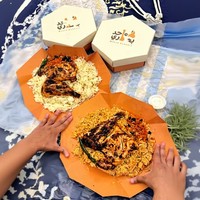 Einweg-Lebensmittelbehälter in Achteckform mit Lebensmittelqualität-Beschichtung für Gegrilltes Hähnchen mit Bukhari-Reis