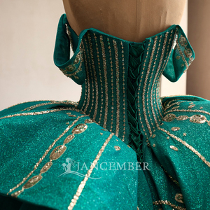 ชุดราตรีสีเขียวมรกตสำหรับงาน Quinceanera รุ่น Rsm261094 ทรงคอร์เซ็ทประดับด้วยลายปักสีทอง กระโปรงทรง Pannier พร้อมชายกระโปรงสั้น เหมาะสำหรับงานปาร์ตี้ ดีไซน์ Sweetheart - Product Image 2