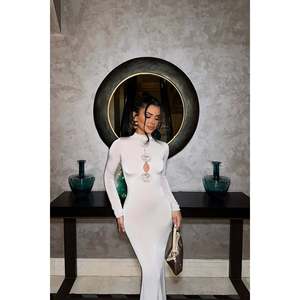 Vestido de Noche de Lujo Color Crema con Detalle de Rosas en la Espalda, Largo hasta el Suelo, Cintura Imperio, Tirantes Finos y Decoración de Perlas para Fiesta de Graduación - Product Image 2