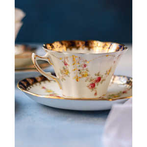 Service à thé en porcelaine anglaise, trio de vaisselle élégante avec un design floral complexe - Product Image 3