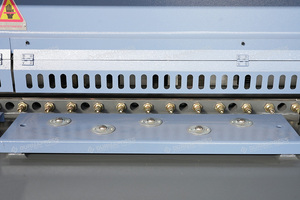 Machine de découpe à guillotine hydraulique automatique intégrée avec bras robotique pour le traitement de la tôle et support de matériaux pneumatique - Product Image 2