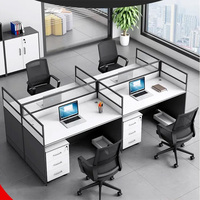 Poste de travail modulaire en bois blanc pour employés, avec écran de séparation et casier intégré, au design moderne et épuré, pour bureau commercial