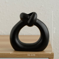 Vase en céramique de luxe léger, forme unique, style INS, sensation haut de gamme, style crème, accessoire décoratif nordique pour l'entrée de la maison