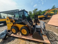 Chargeuse compacte sur chenilles haute performance XC7SR08, capacité nominale de 0,955 tonne, godet de 0,40 m³ pour les travaux de maintenance des chaussées sur chantier