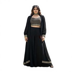 Ensemble drapé noir à taille naturelle, broderie florale modeste, longueur ras du sol - Product Image 1