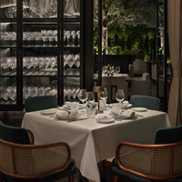 Ensemble de tables et chaises de salle à manger commerciales en métal de luxe moderne Songdesign, options personnalisables, hôtels 5 étoiles, restaurants, cafés en plein air