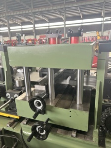Completamente automatico regolabile da 80 a 300 Standard C Purlin Roll formatrice per macchine per la produzione di piastrelle - Product Image 5