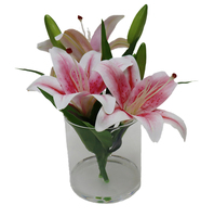 Fleur de lys artificielle réaliste et élégante avec eau artificielle dans un vase en verre pour la décoration de la maison, des mariages, de Noël et des remises de diplômes