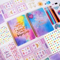 Kit de journal DIY pour filles, ensemble de papeterie coloré avec carnet à spirale, stylos, autocollants, ruban washi et accessoires