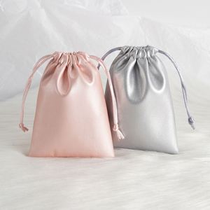 Sac à cordon personnalisé en cuir PU souple de luxe avec logo en relief, pochette à bijoux tendance pour l'été et le printemps - Product Image 3