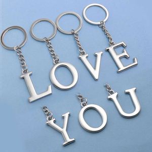 Venta al por mayor de fábrica, se pueden personalizar 26 letras inglesas, accesorios que no se desvanecen, colgante de llavero hueco de acero inoxidable - Product Image 4