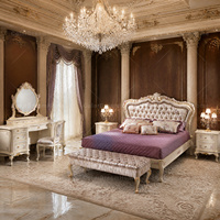 Lit Queen Size Romantique Français en Bois Massif Blanc et Doré Sculpté, Ensemble de Chambre à Coucher avec Tables de Chevet Assorties