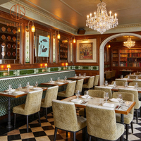 Ensemble de meubles rétro pour restaurant français, café, salon de thé, hôtel : canapé en tissu jacquard et cuir, chaise Windsor en bois, table en marbre avec pieds en métal