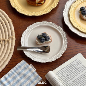 Plato de cerámica estilo francés con relieve, redondo, color crema, apto para lavavajillas, para uso en fiestas en casa. - Product Image 3