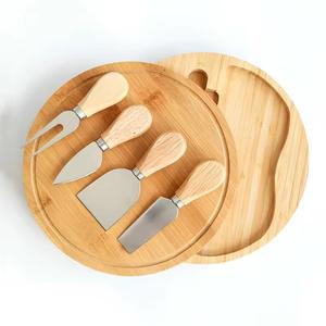 Planche à fromage ronde en bois personnalisée en usine, ensemble de planches à fromage avec 4 couteaux à fromage - Product Image 1