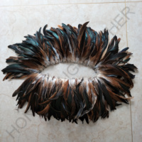 Plumes de coq demi-bronzées irisées en gros, enfilées, pour décoration de coiffes de carnaval et costumes de samba