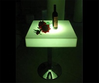Table carrée moderne en plastique éclairée par LED avec base pour meubles de bar à la maison ou de parc Ensemble de table de bar carrée