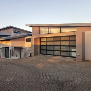 Nouveau design <span class=keywords><strong>de</strong></span> <span class=keywords><strong>porte</strong></span> <span class=keywords><strong>de</strong></span> <span class=keywords><strong>garage</strong></span> pliante automatique en aluminium et verre noir double trempé <span class=keywords><strong>de</strong></span> 5mm - Product Image 6