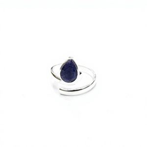 Bague ajustable minimaliste en argent 925 avec saphir, forme goutte d'eau, sertissage clos, bijou unisexe pour usage quotidien - Product Image 1