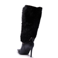 Bottines à talons aiguilles en fourrure, design personnalisé pour femmes, avec détails rivets.