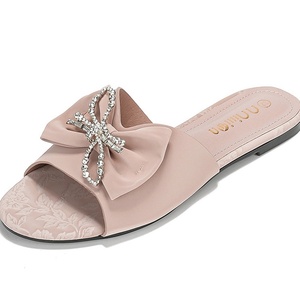 Nueva venta al por Mayor de <span class=keywords><strong>verano</strong></span>, zapatillas planas para mujer con cabeza puntiaguda y lazo, <span class=keywords><strong>moda</strong></span> romana, zapatos de banda de una palabra, Oficina elegante - Product Image 1
