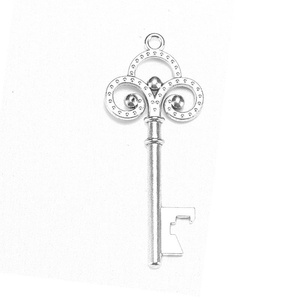 Breloque Clé Couronnée Vintage en Alliage, Pendentif Squelette pour Cartes d'Invité de Mariage - Product Image 5