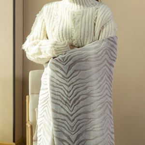Jeté en flanelle moderne 100% polyester Doux et léger Literie tricotée d'hiver pour un usage décoratif à la maison - Product Image 1