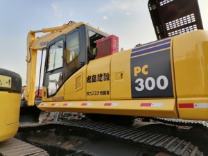 Excavatrice Komatsu PC300-7 d'origine japonaise avec moteur SAA6D114E, chenilles et rouleaux légèrement usés, compartiment moteur propre et bien entretenu. - Product Image 1