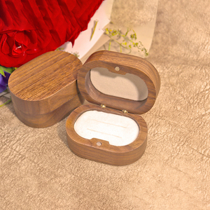 Caixa de Joias de Luxo Vintage em Madeira de Noz para Presentes, Design Embossado, Caixa Oval Portátil para Anel de Noivado com Tampa Magnética - Product Image 3