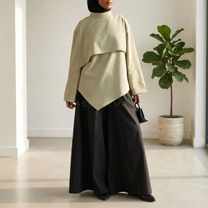 Set Elegante e Minimalista in Due Pezzi per Donne Musulmane: Blusa Asimmetrica a Strati con Pantaloni a Gamba Larga - Product Image 1