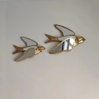 Ornement d'oiseau en résine dorée de luxe, style vintage et antique, créatif, pour salon, décoration murale artistique en forme d'hirondelle, miroir