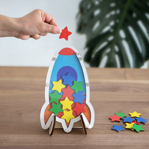 Pot de récompense en forme de fusée en acrylique en bois écologique personnalisable Tableau en étoiles pour récompenses à domicile - Product Image 3