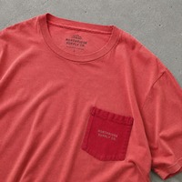 T-shirt rouge léger coupe ample avec poche poitrine, logo imprimé numérique personnalisé, style vintage délavé, manches courtes pour homme