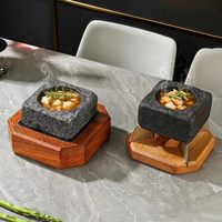 Assiette en pierre naturelle de haute qualité pour servir des steaks à la maison, au restaurant, avec base en bois, également utilisable comme bol à soupe.