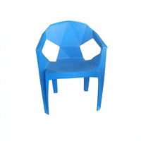 Fauteuil en plastique empilable durable de style européen avec accoudoirs, écologique et confortable, pour jardin et salle à manger extérieure (vente en gros)