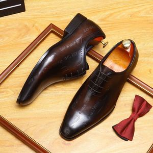Elegantes Zapatos de Vestir Clásicos de Cuero para Hombre, Pulidos a Mano, Color Marrón, con una Audaz Cadena de Metal Negra - Product Image 2
