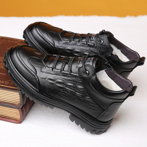 Botas de nieve para hombre, de cuero negro, forradas de lana, con suela gruesa, zapatos cálidos para clima frío. - Product Image 2