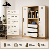 Armoire de bureau avec portes latérales verrouillables, étagères ouvertes, trois tiroirs et compartiments ventilés pour usage domestique ou professionnel