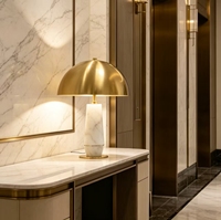 Vente en gros et personnalisation de lampes de table en marbre de style minimaliste moderne et luxueux pour les salons et les chambres d'hôtel