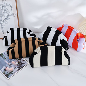 กระเป๋าโท้ทลายถักมาใหม่พร้อมลวดลายเมฆกระเป๋าจัดเครื่องสำอางบล็อกสีประจำวันความจุขนาดใหญ่ - Product Image 1