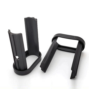 Couvre-pieds de bureau en plastique noir Shih Hung Plastics, coussinets triangulaires pour pieds de chaise de bureau, coussinets réglables en hauteur pour meubles - Product Image 1