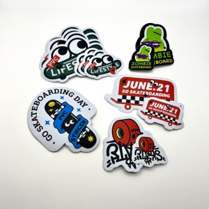 Autocollants de planche à roulettes en vinyle PVC de taille personnalisée, étiquettes d'emballage en plastique découpées imperméables résistantes aux UV imprimées en couleur - Product Image 1