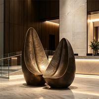 Statue abstraite en fibre de verre personnalisable en forme de goutte d'eau, légère et haute résistance, pour projet d'exposition en hall commercial