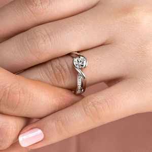 Anillo de Boda Clásico Hecho a Mano y Personalizado, Exclusivo, con Diamante Natural como Piedra Central, Oro Sólido de 14k, para Fiestas, Fabricante de Joyería Fina - Product Image 1