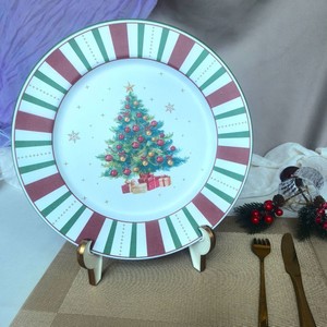 Assiettes en plastique à motif de sapin de Noël, assiettes décoratives rayées rouge et vert pour la table de fête de Noël - Product Image 4