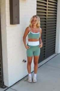 Sujetador deportivo a rayas de doble capa para mujer, cuello redondo, soporte medio, top de yoga transpirable de spandex y poliéster con shorts a juego - Product Image 4
