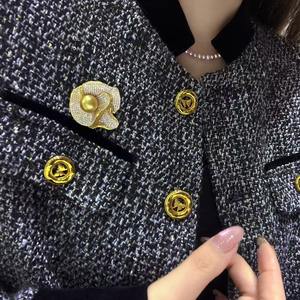 Broche en perles d'eau douce naturelles de haute qualité Wangou, 9-10 mm, design tridimensionnel exquis, style camélia, vente en gros - Product Image 4