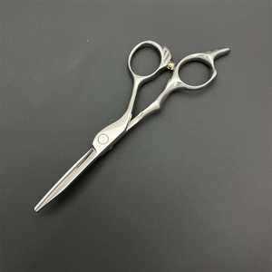 Tijeras Profesionales para Cabello de 5 Pulgadas, Planas, de Acero Inoxidable 440C, para Diestros, Uso en Salón de Belleza - Product Image 4